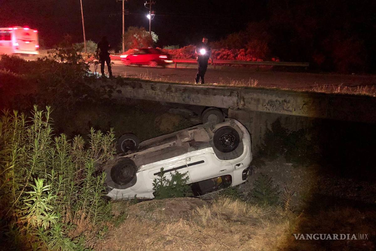 Saltillo: pareja termina atrapada en su coche al caer a un arroyo; estado de ebriedad y velocidad provocaron percance