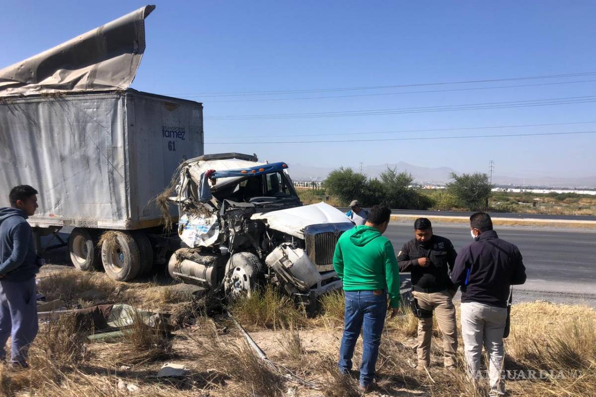 Se salva trailero; vuelca al dormitar frente al volante