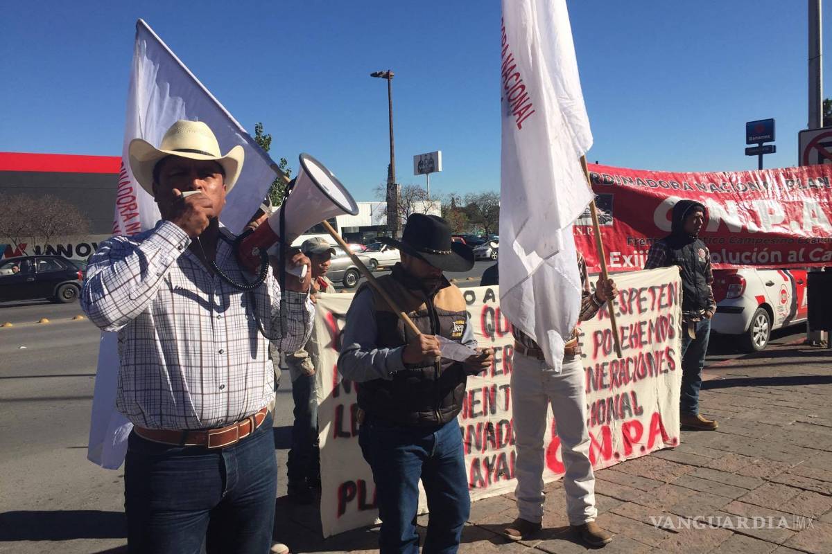 Llegan manifestantes a comparecencia de la PGJE; exigen hablar con Ramos Gloria