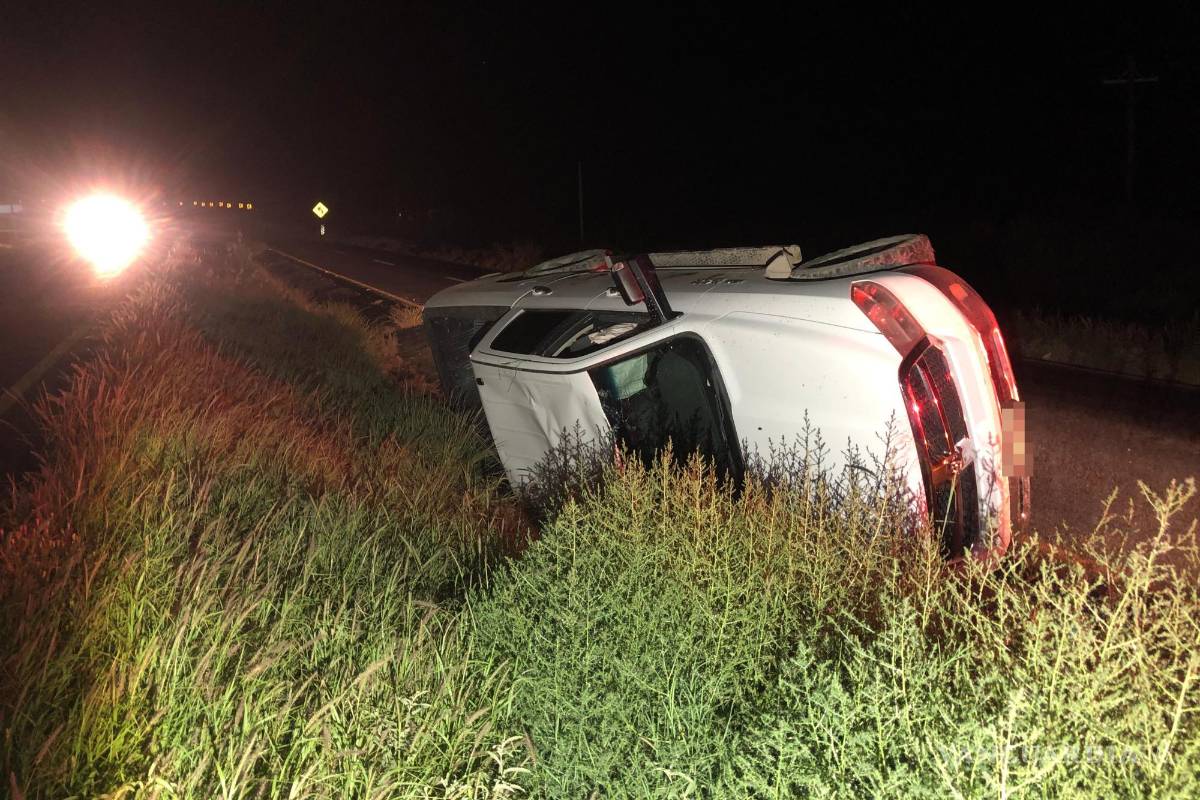 Jóvenes vuelcan tras quedarse sin frenos en la carretera Saltillo-Torreón