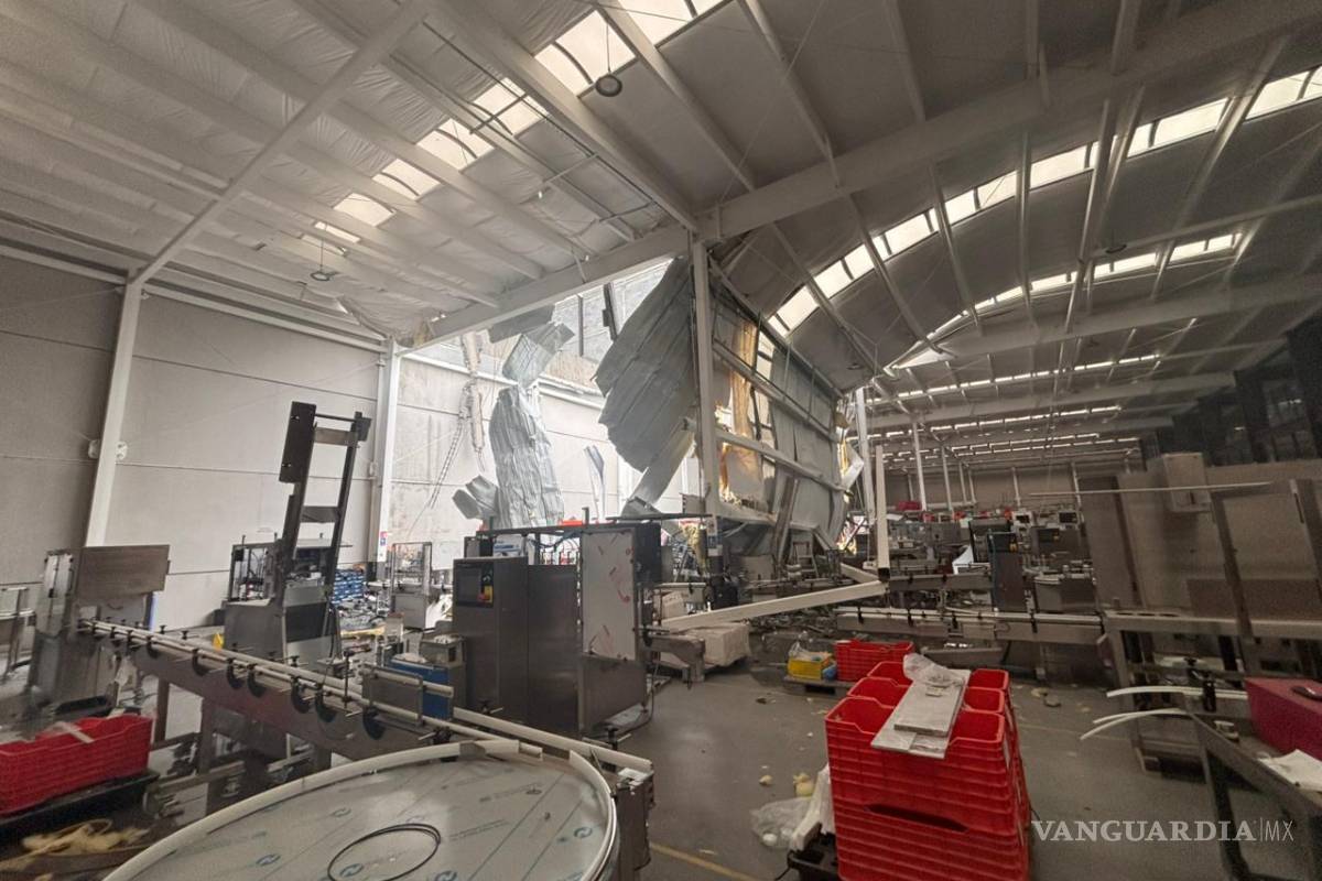 Moviliza colapso del techo de una empresa en Santa Catarina, Nuevo León