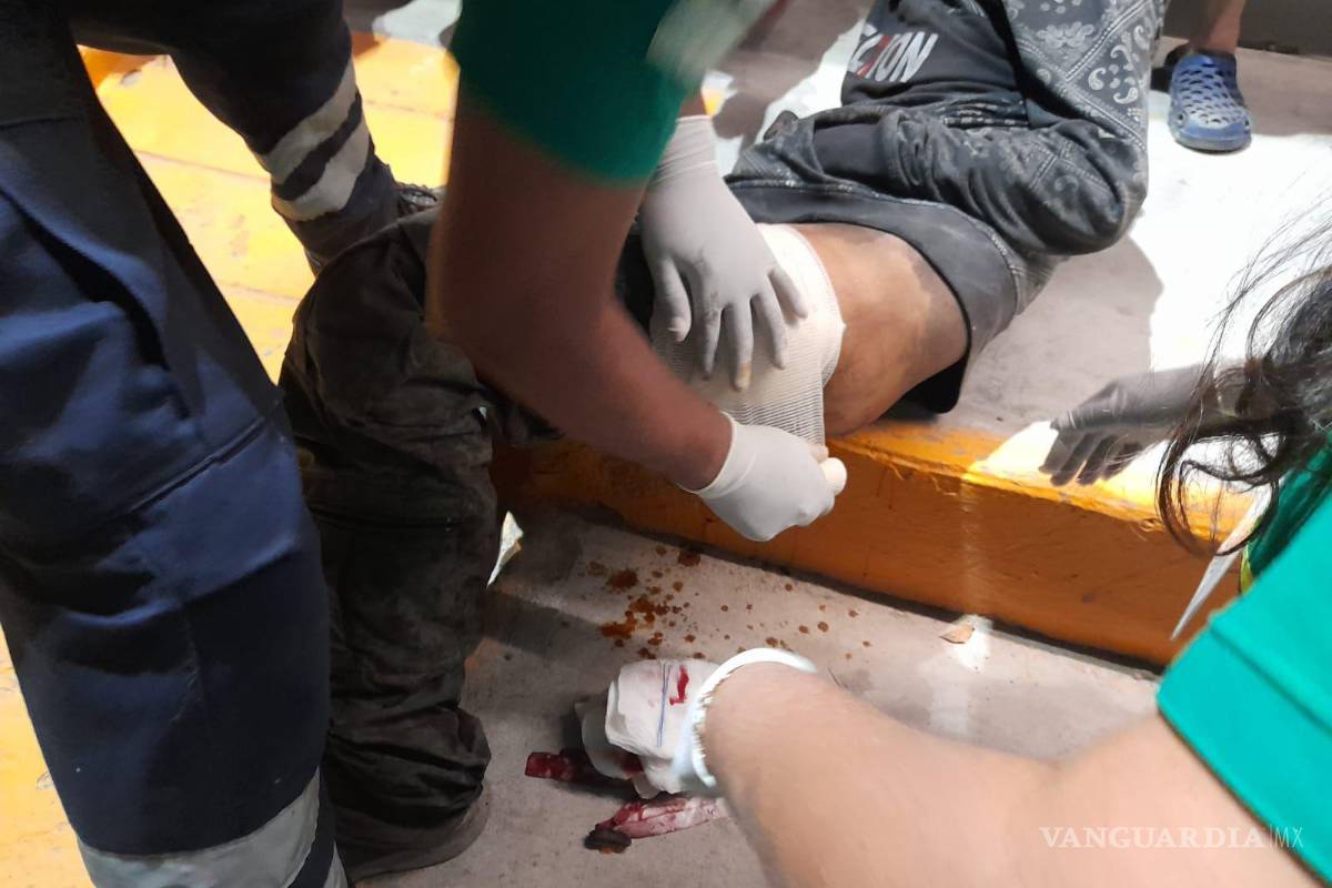 $!Paramédicos de Águilas Doradas atendieron al lesionado y lo trasladaron a recibir atención médica.