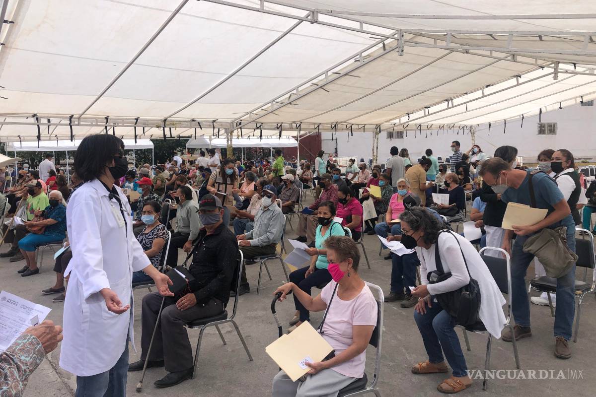 Vacunan a 350 saltillenses por hora en Clínica del IMSS
