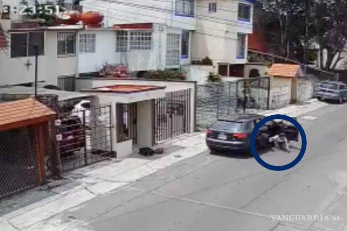 Avienta a su novia del auto, luego regresó por ella (video)