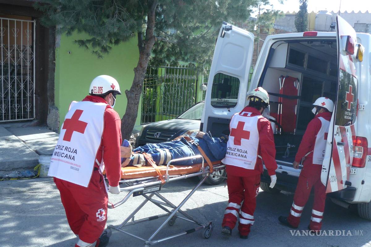 Albañil de Saltillo se desploma junto con una barda