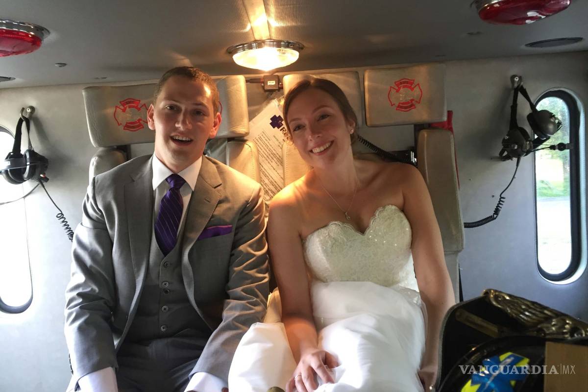 ¡Los apagafuegos salvan el día! Recién casados llegan a su fiesta en camión de bomberos