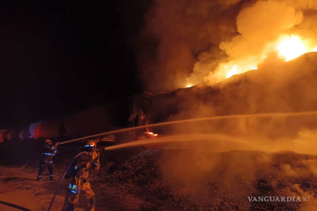 ¡Trailero casi provoca tragedia! Más de 50 evacuados dejó choque de tráiler contra tren cargado de gas propano en Ramos Arizpe (videos)