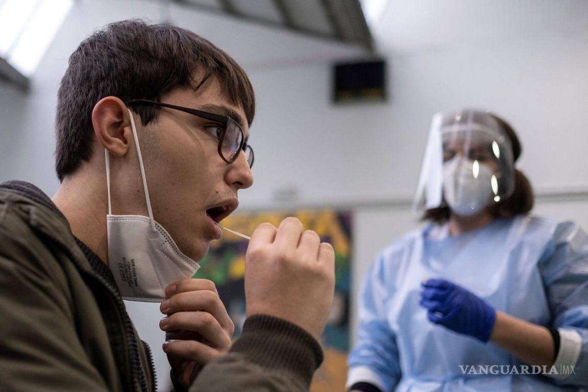 Este es el primer síntoma de la variante Ómicron... si lo tienes debes aislarte