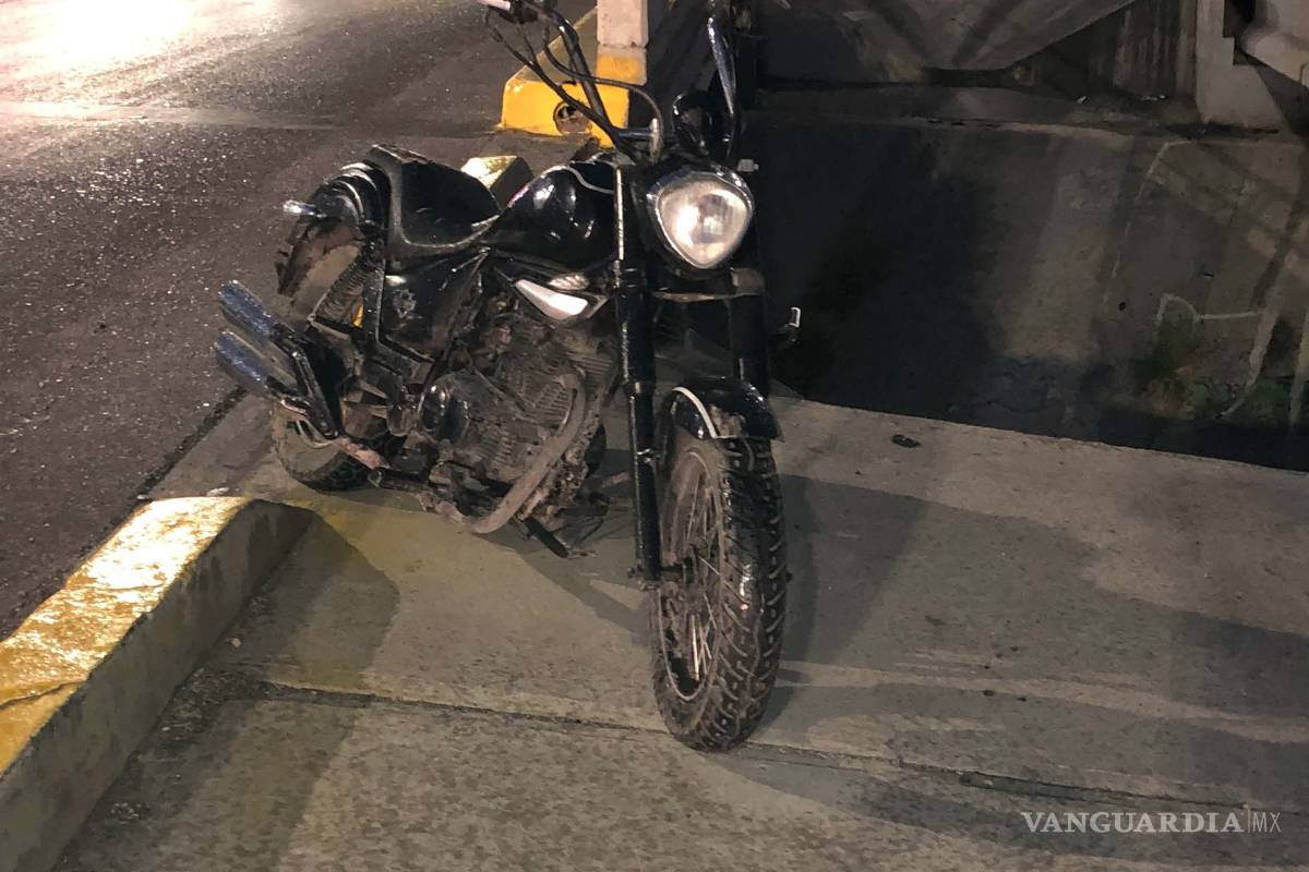 Derrapa motociclista al bajar del distribuidor El Sarape en Saltillo