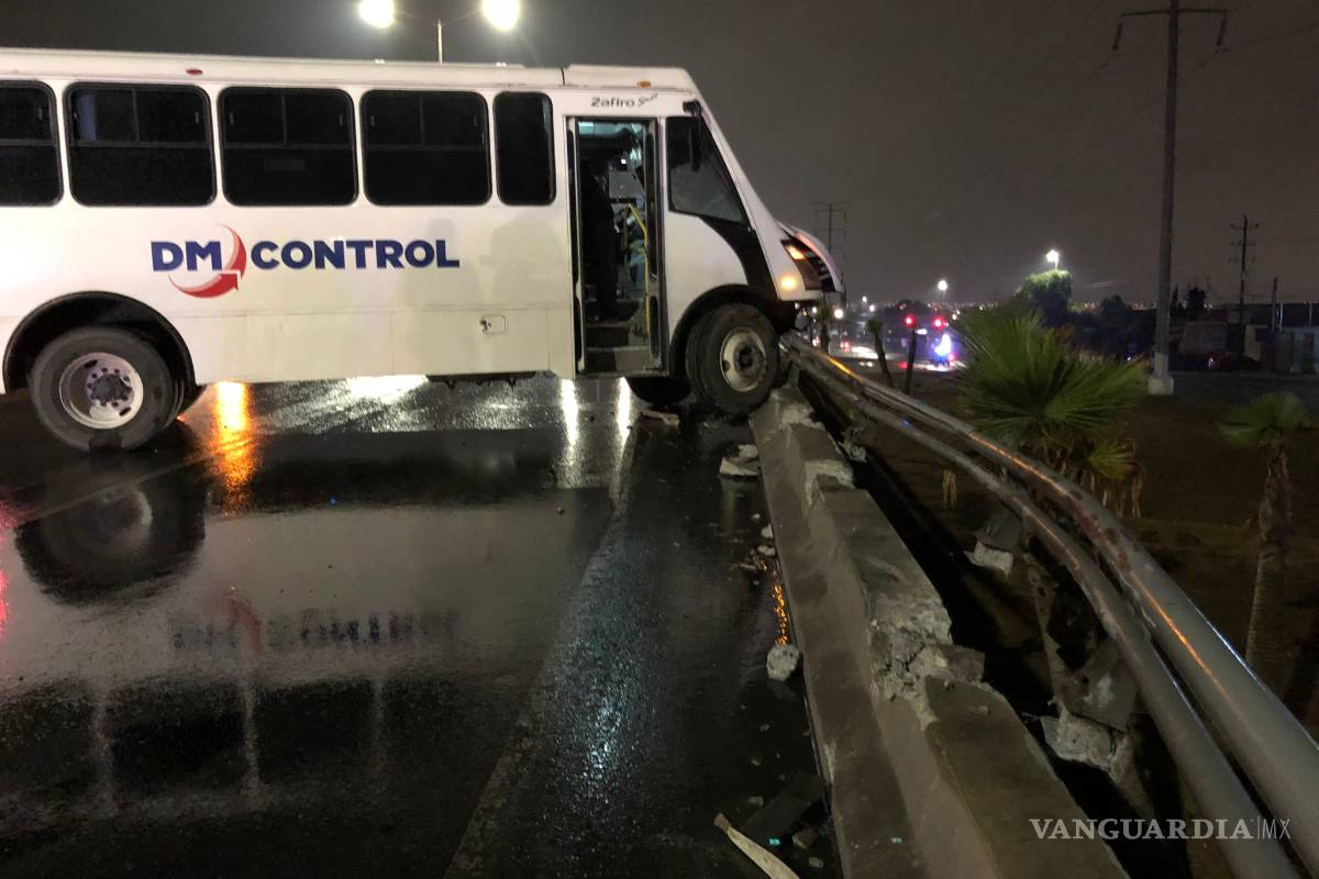 Choca con barrera tras derrapar; por poco y cae de puente