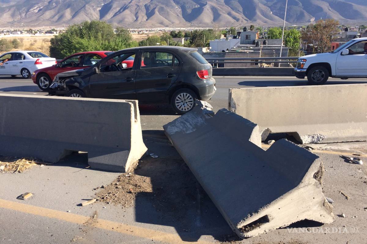 Mujer de la tercera edad se descuida y provoca carambola en puente de Saltillo
