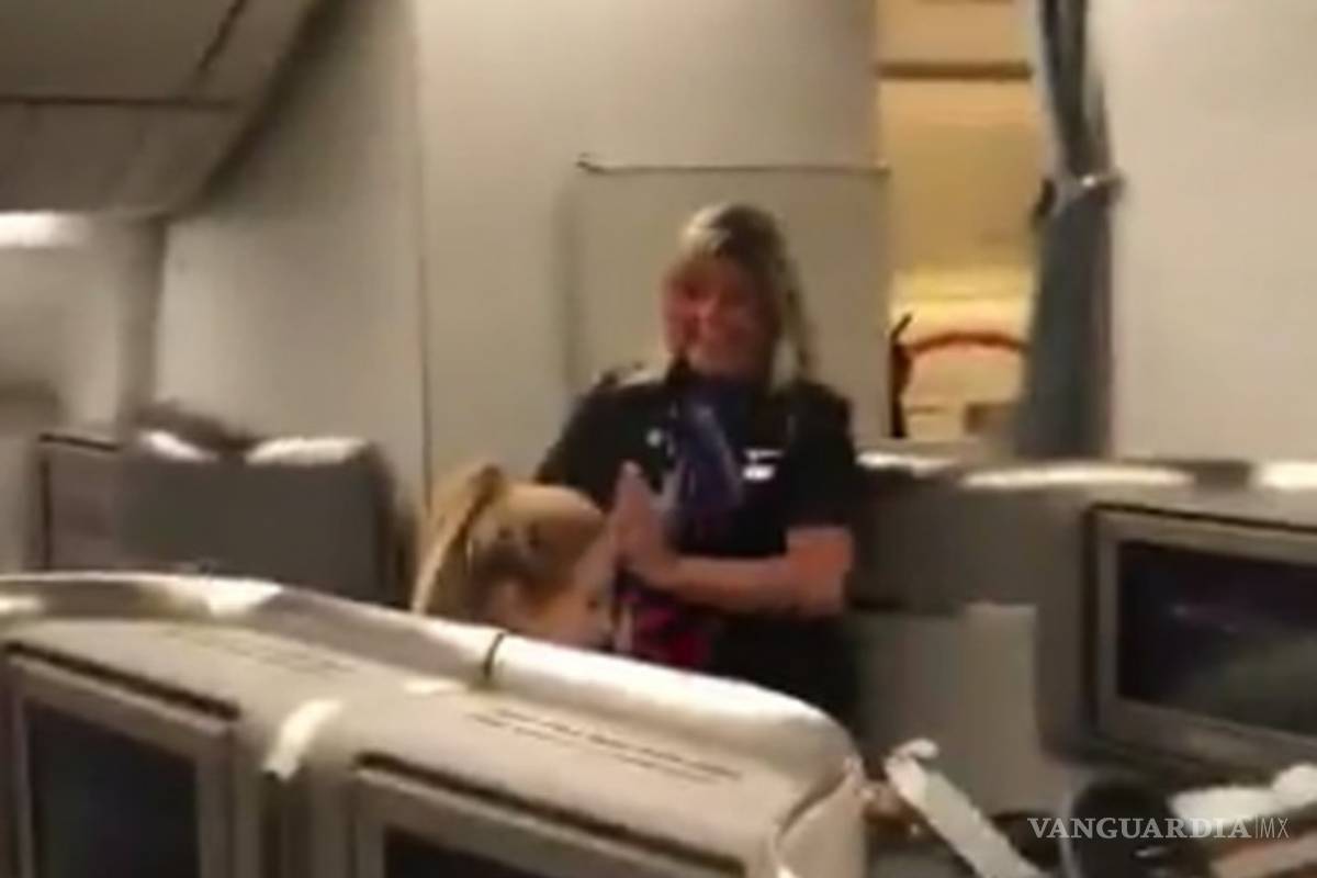 Sobrecargo sorprende a Shakira en avión con el ‘Waka Waka’