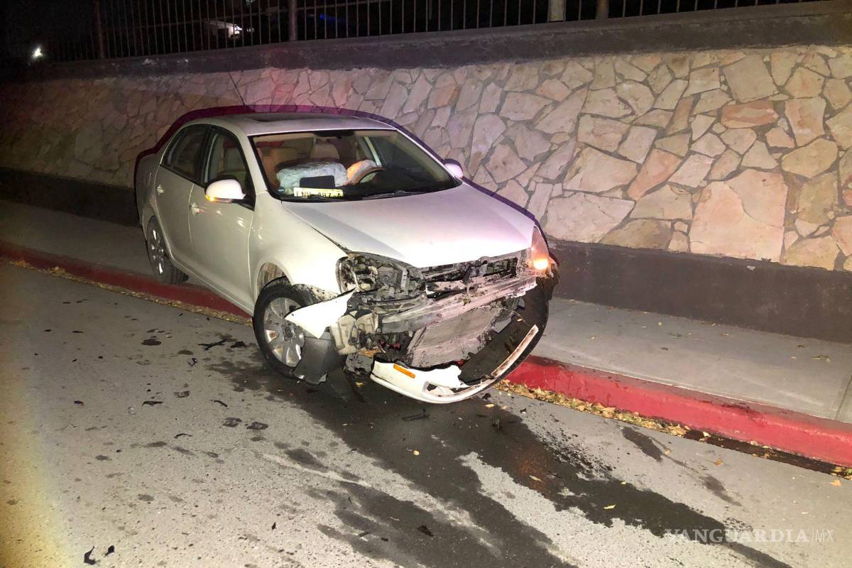 Saltillo: conductora dormita al volante y termina incrustada en barda del Tec de Monterrey