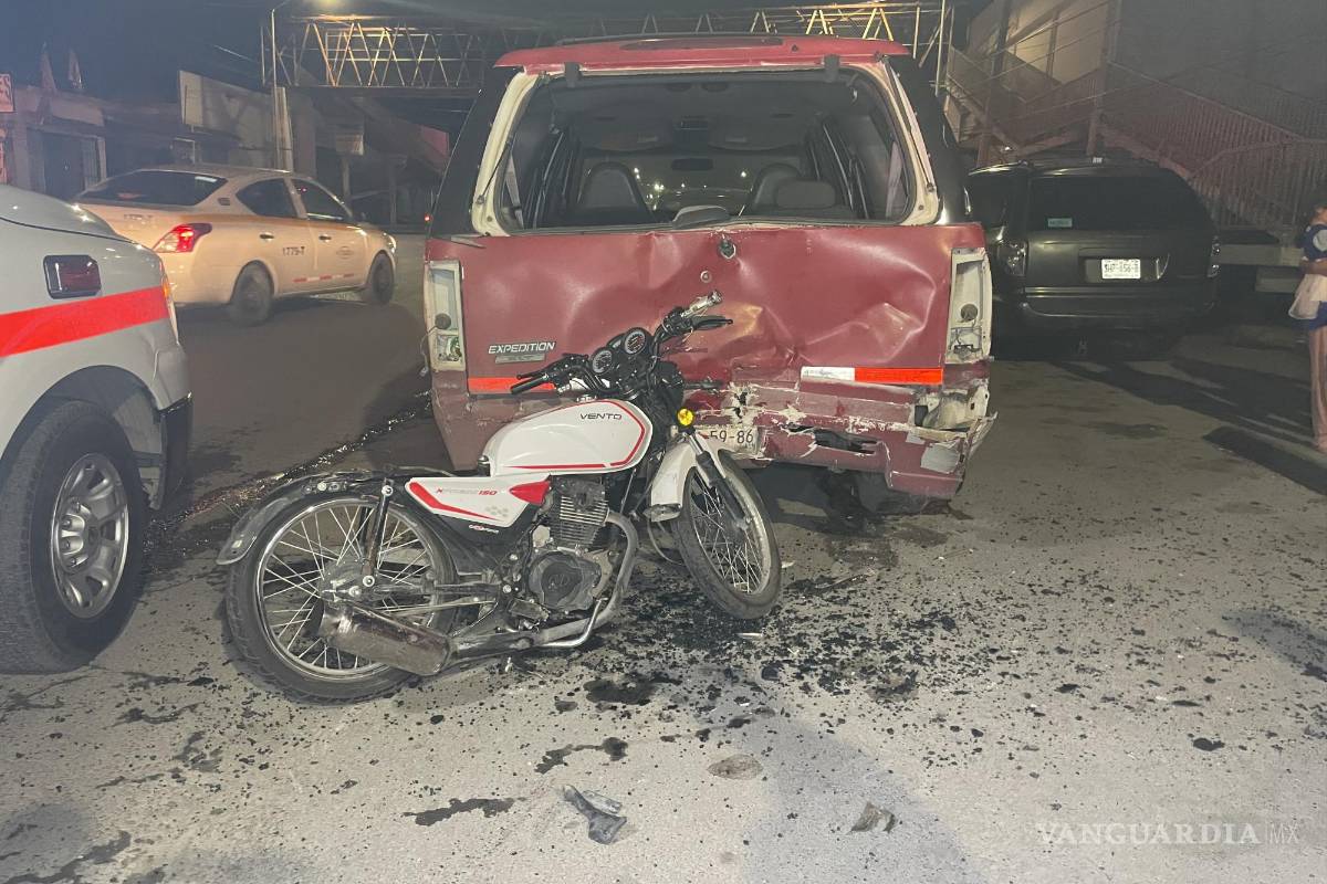 Trata de esquivar a vehículo y choca por alcance a camioneta; trasladan a motociclista a hospital de Saltillo