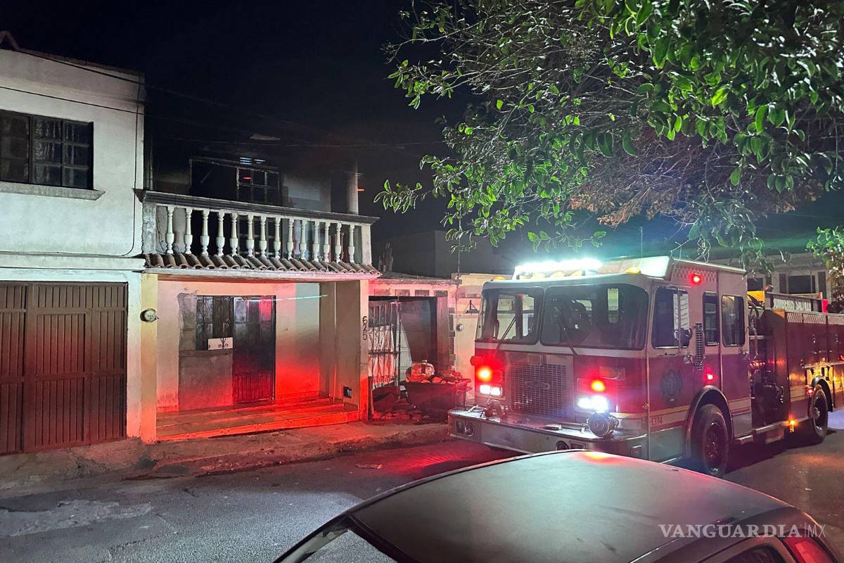 Presuntos drogadictos queman basura y provocan humareda en Saltillo; vecinos se dicen hartos de ellos