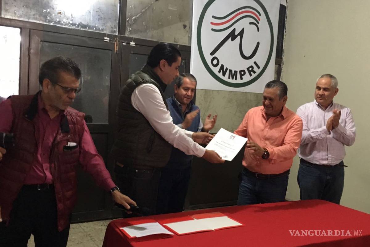 Alberto Medina recibe constancia en Monclova como candidato a diputado del PRI
