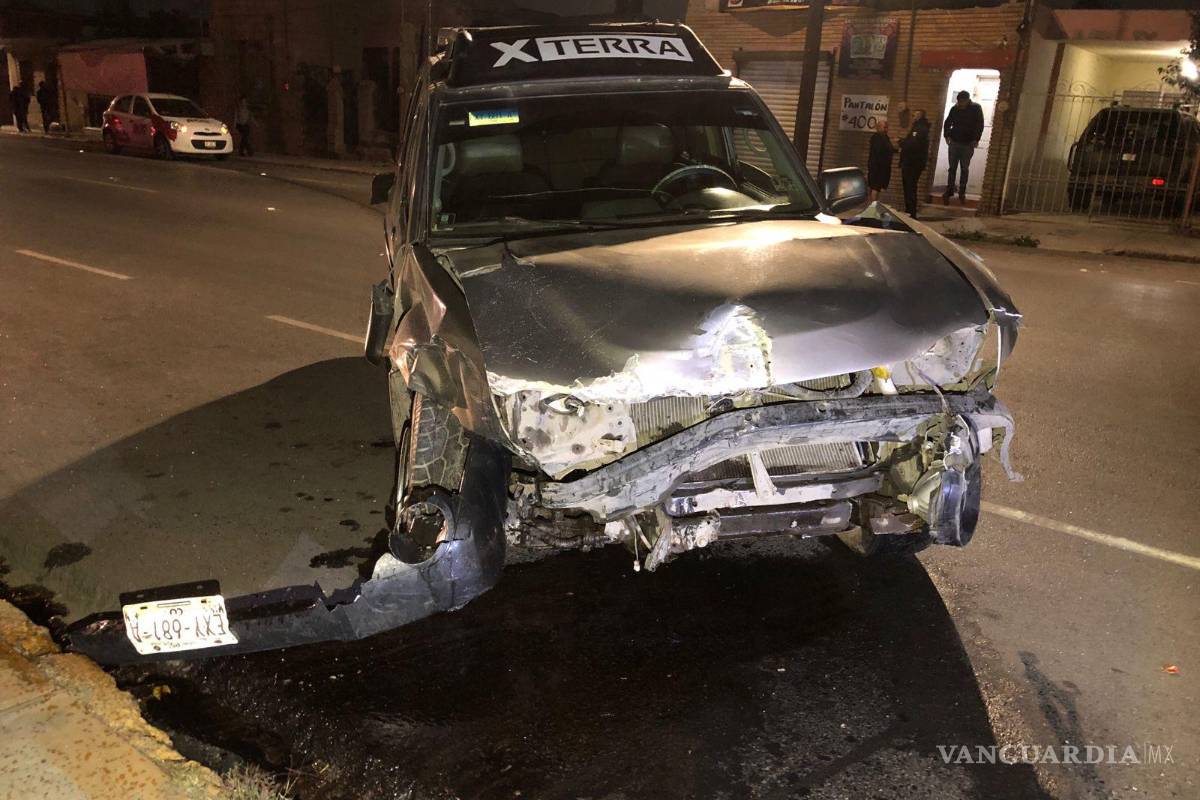 $!Elementos de Tránsito Municipal realizaron la detención de la fémina, la cual apenas se mantenía en pie.