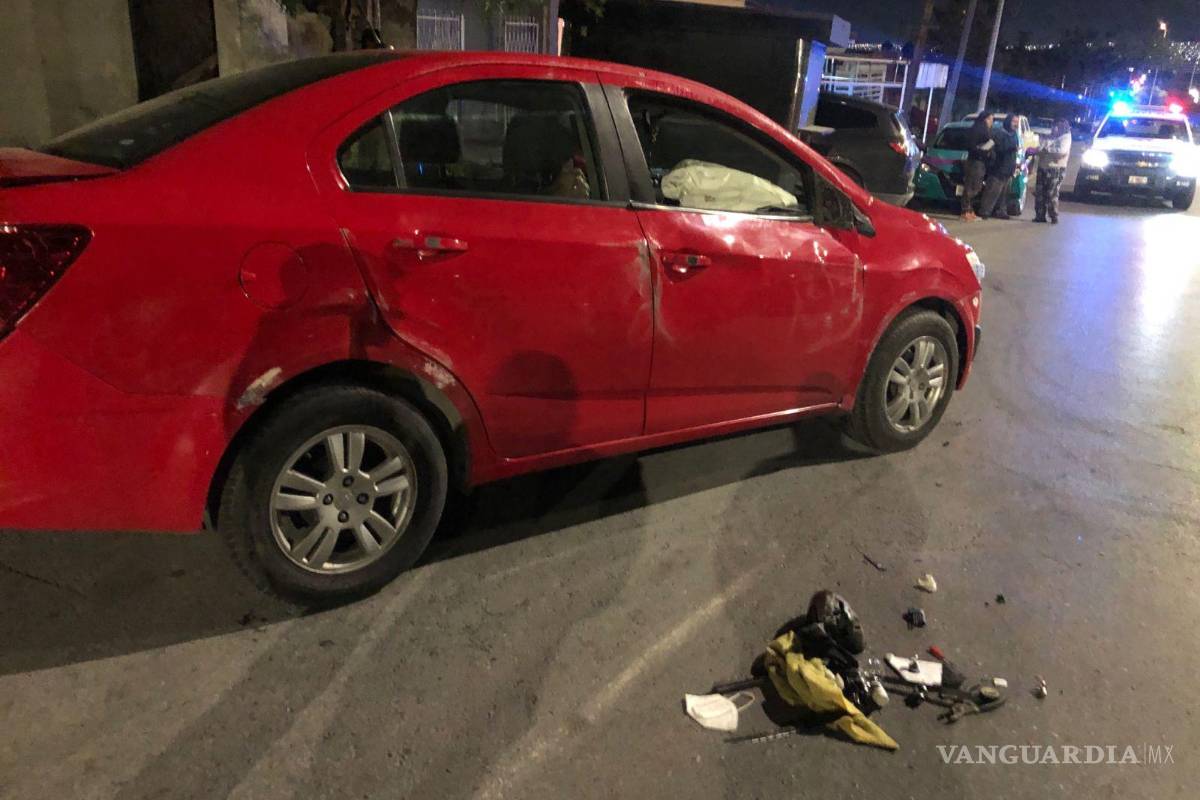 Saltillo: joven juega ‘carreritas’ y pierde el control de su auto; termina estrellado contra autos estacionados