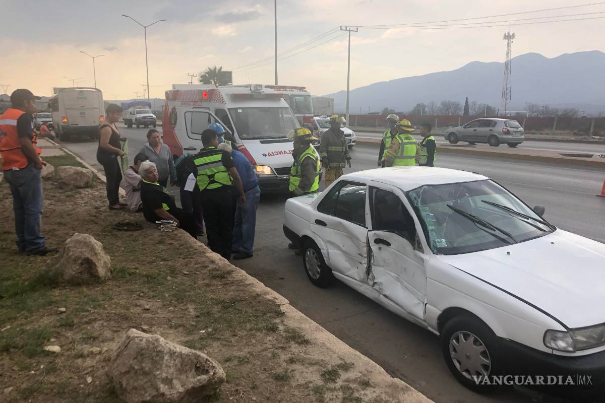 Familia se accidenta en Periférico LEA de Saltillo