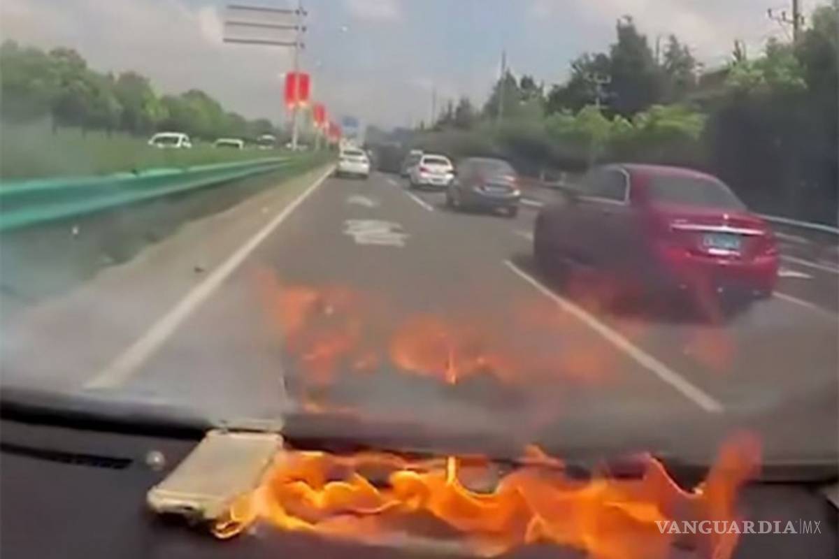 iPhone explota repentinamente en el tablero de un automóvil
