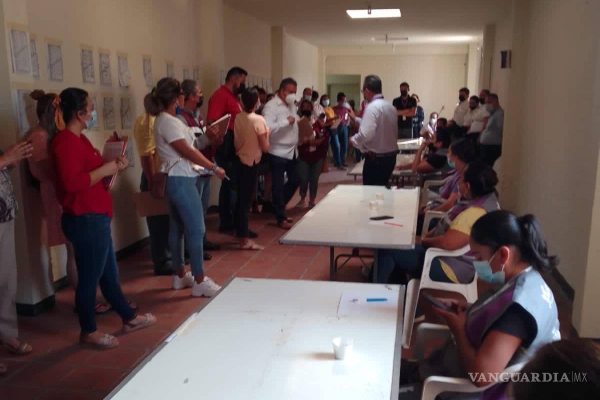 Denuncian condiciones inhumanas en el IEC durante conteo de votos en Monclova