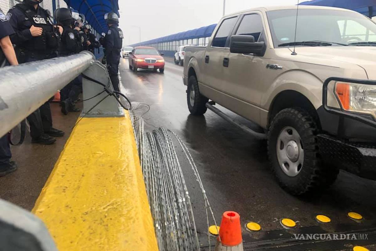 $!Con púas y escudos, policías estadounidenses blindan frontera en Piedras Negras ante llegada de migrantes