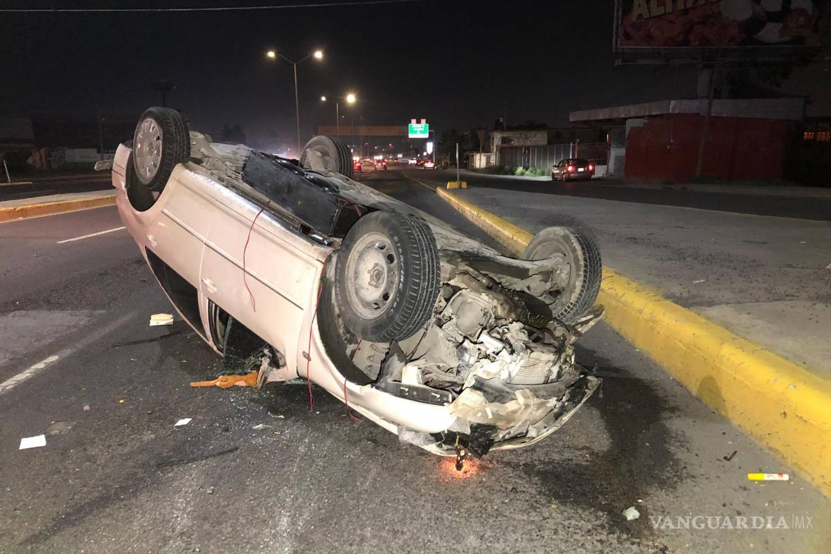 Por evitar choque, vuelca, impacta otro auto y derriba señalamiento, al oriente de Saltillo