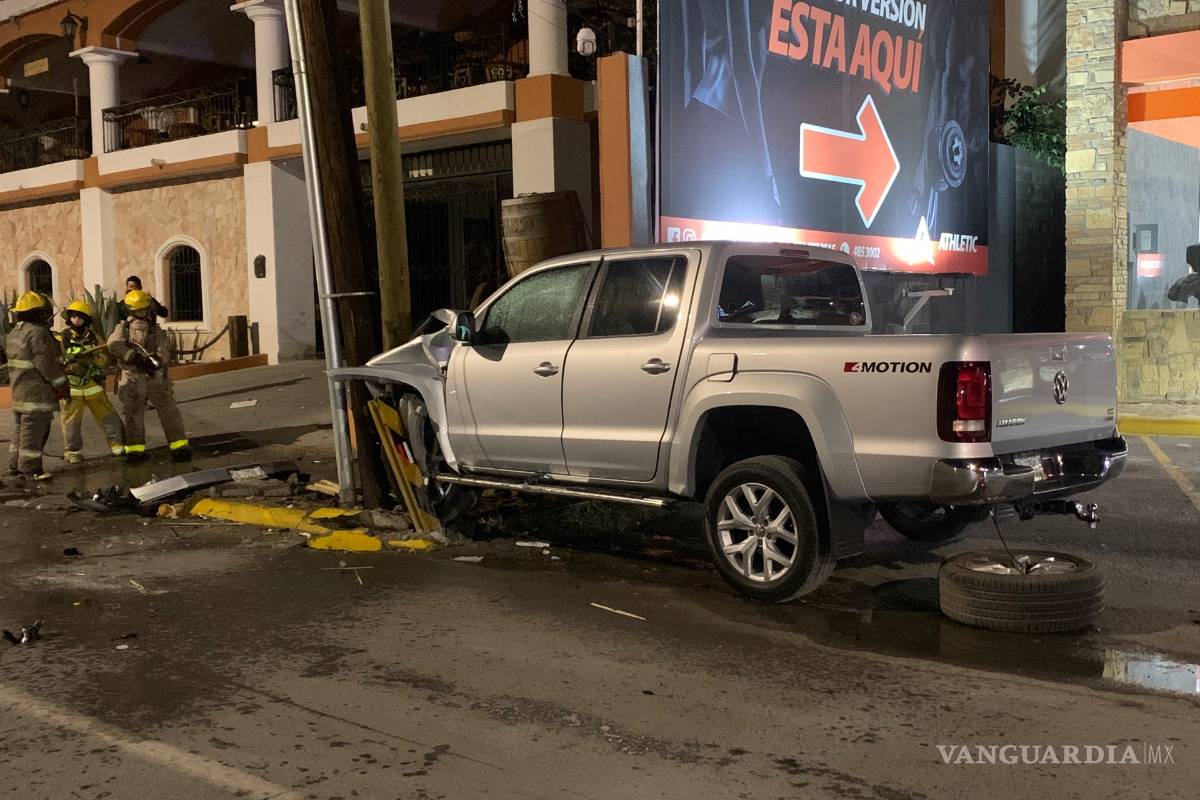 Supuesto funcionario choca y ocasiona fuga de gas, al norte de Saltillo