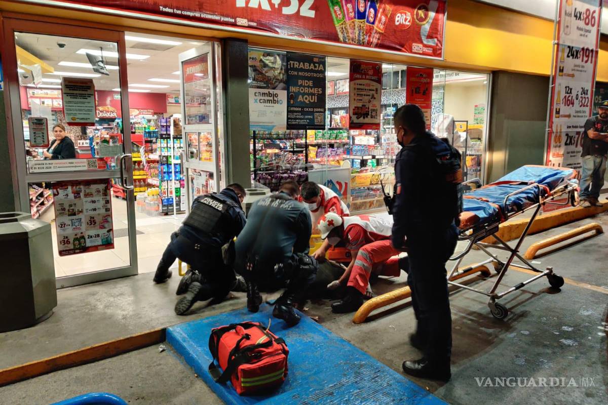 Saltillo: hombre sufre accidente en estacionamiento