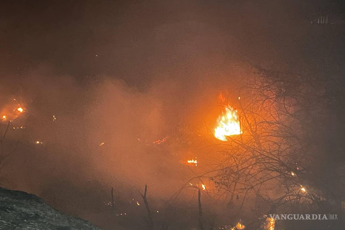 Incendio en arroyo moviliza a bomberos en Saltillo; vecinos acusan a delincuentes