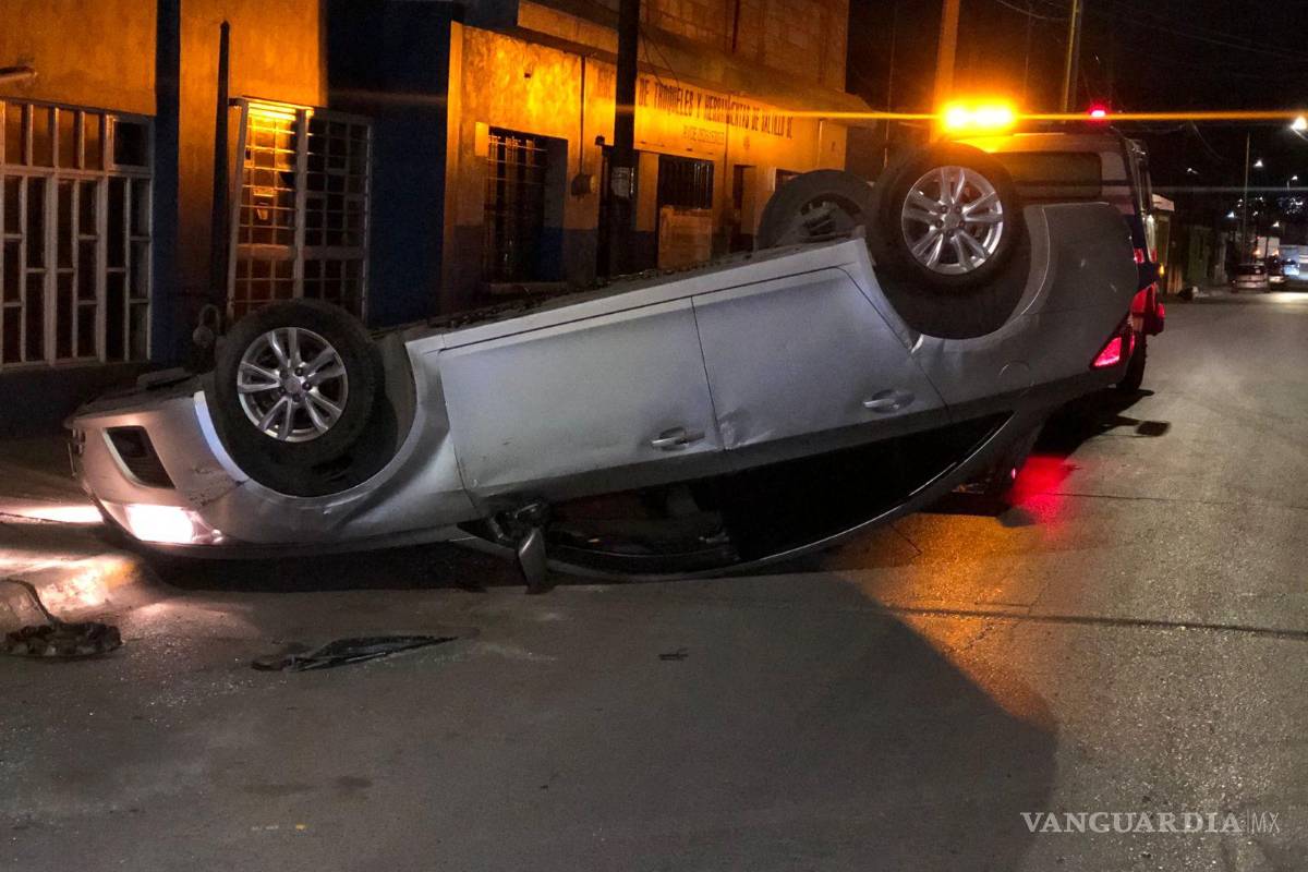 Conductor dormita y termina volcado tras impactarse contra auto estacionado en calles del poniente de Saltillo