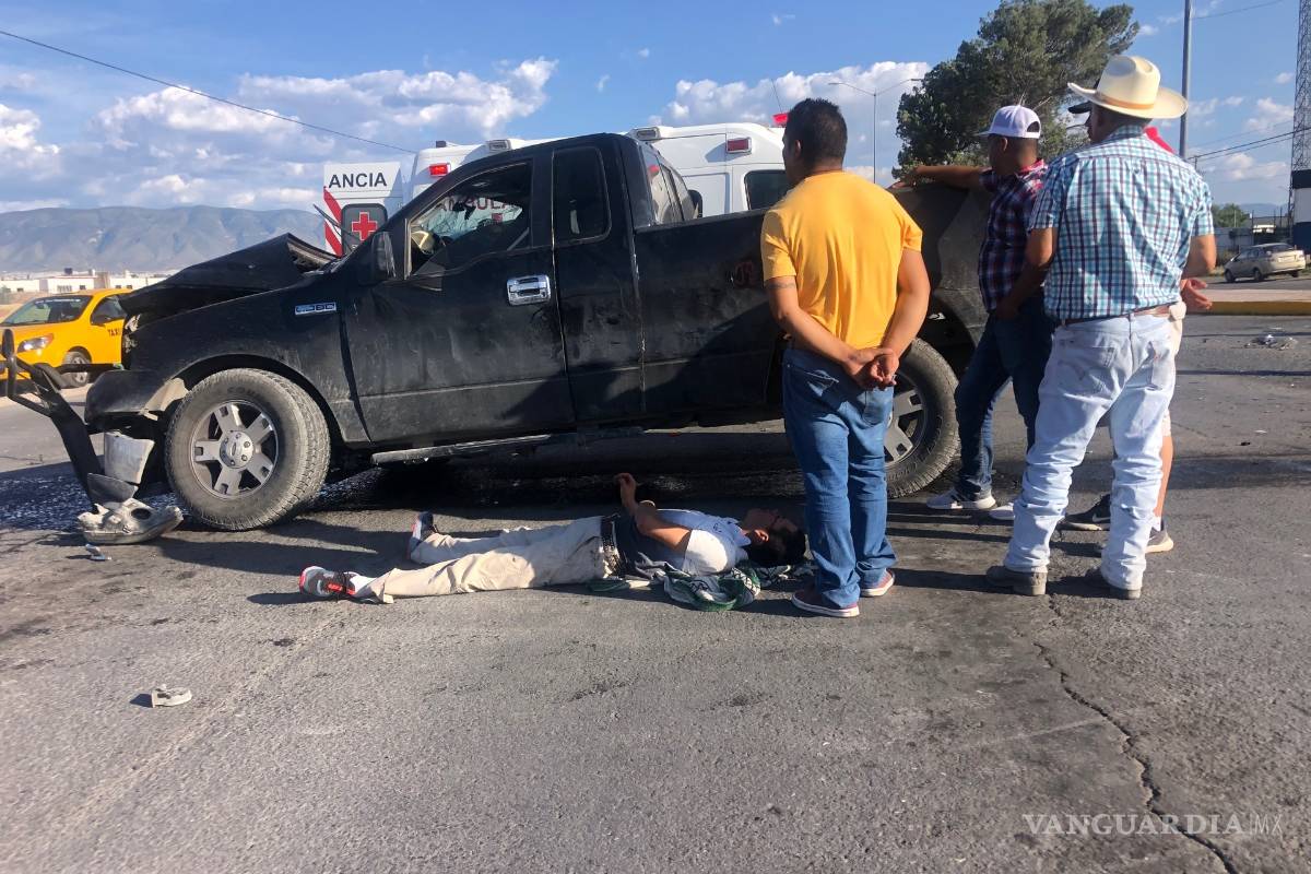 Ebrio ocasiona fuerte accidente vehicular al norte de Saltillo