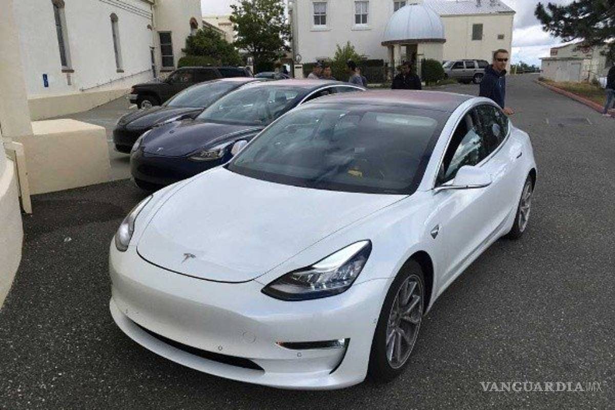 Hombre compra 28 autos eléctricos Tesla por 'error'