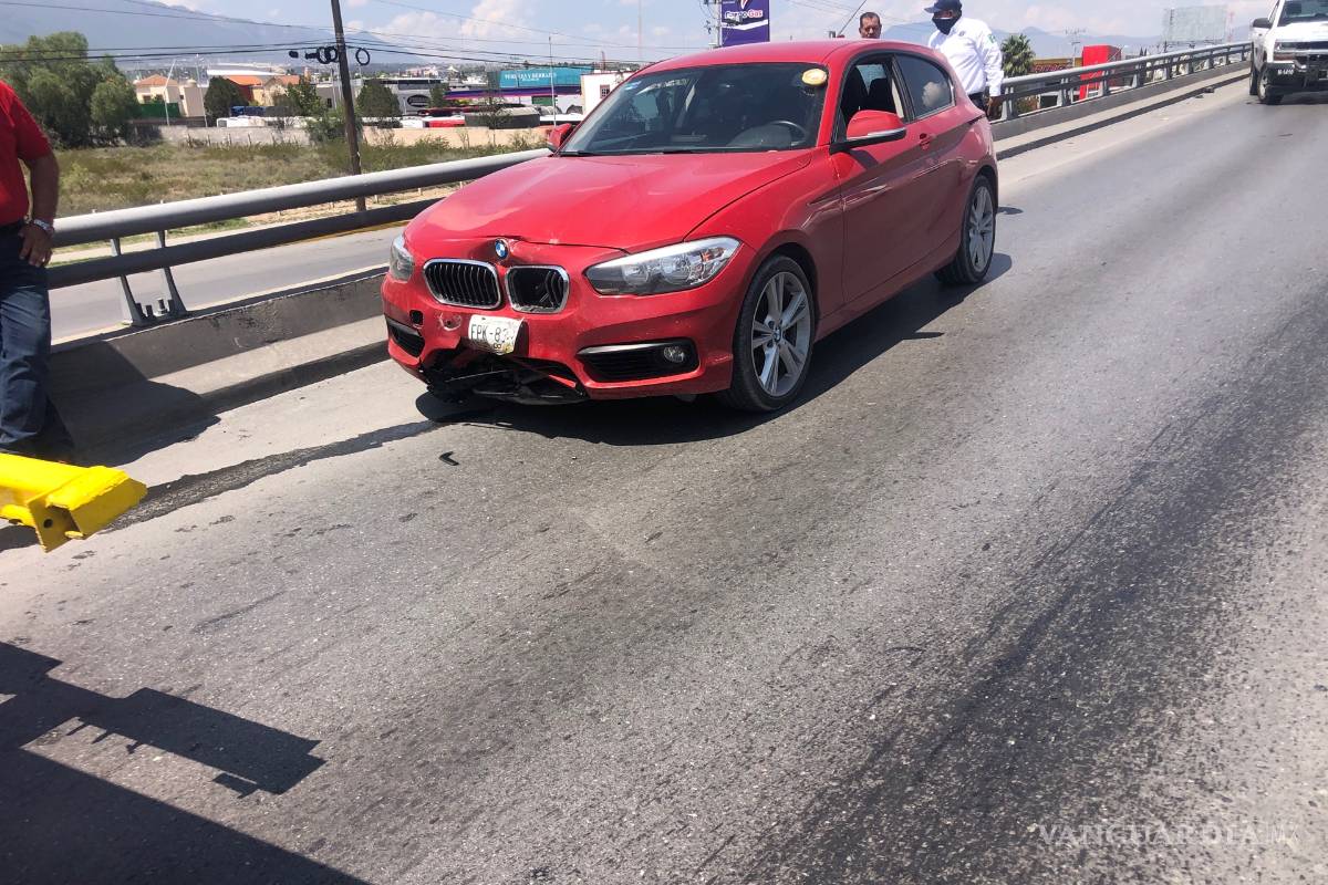 Conductor embiste a moto y a un auto en bulevar Fundadores de Saltillo