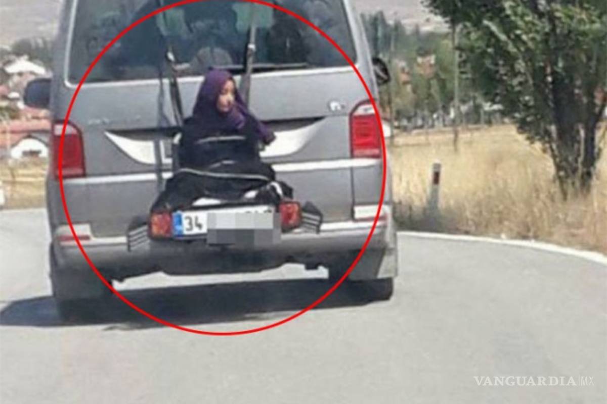 Padre llevaba a su hija amarrada en el portabicicletas