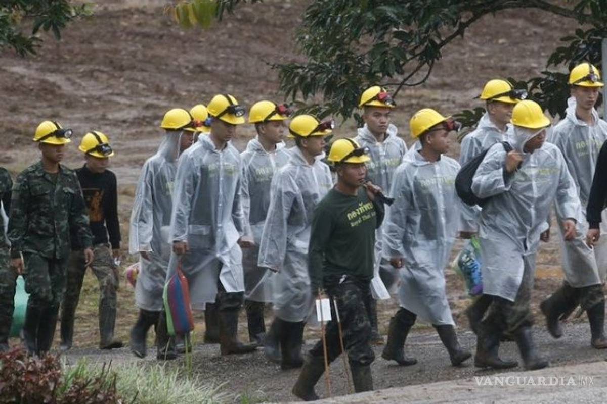 Rescatados los 12 niños y su entrenador atrapados en una cueva de Tailandia