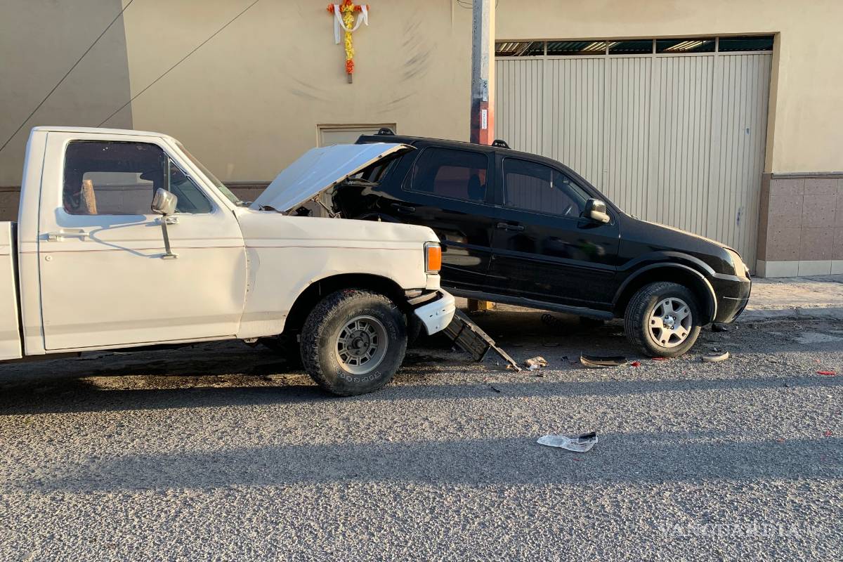 Saltillense ebrio estrella su camioneta contra otra