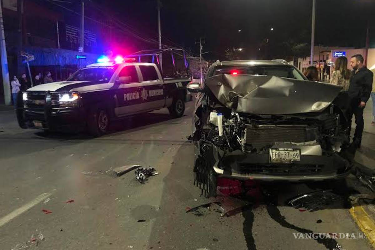 Jovencitas dejan inservible su camioneta tras chocar contra otra, en Saltillo