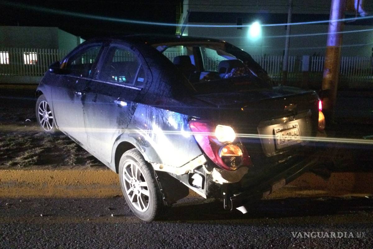 Vuelca, choca con un árbol y sale ileso