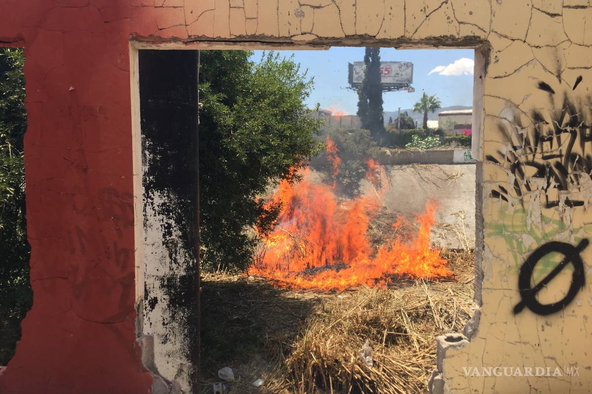 Quema se sale de control en terreno junto a plaza