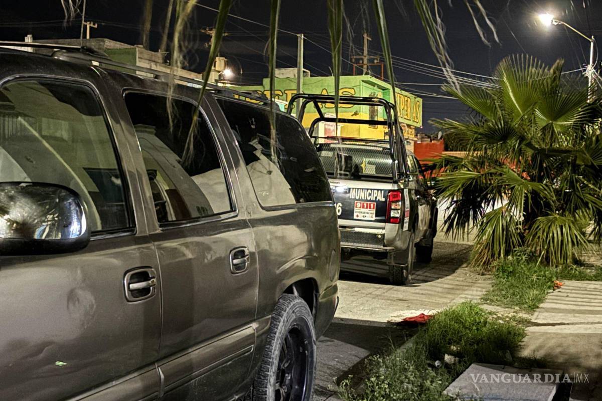 $!Elementos de la Policía Municipal llegaron al domicilio en la colonia Loma Linda para tomar conocimiento del caso.