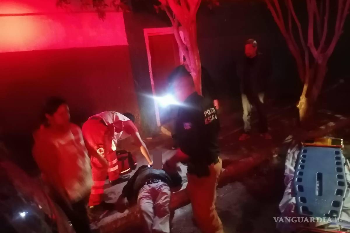 Alarma hombre con un cuchillo incrustado en su cuerpo, en calles de Parras de la Fuente; es trasladado a Saltillo