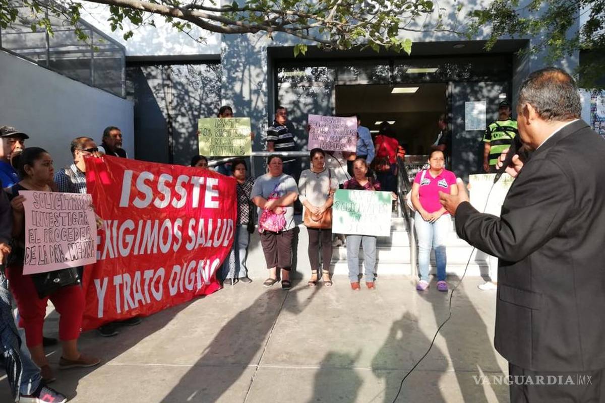 Derechohabientes del ISSSTE en Torreón protestan por falta de medicamentos y pésima atención