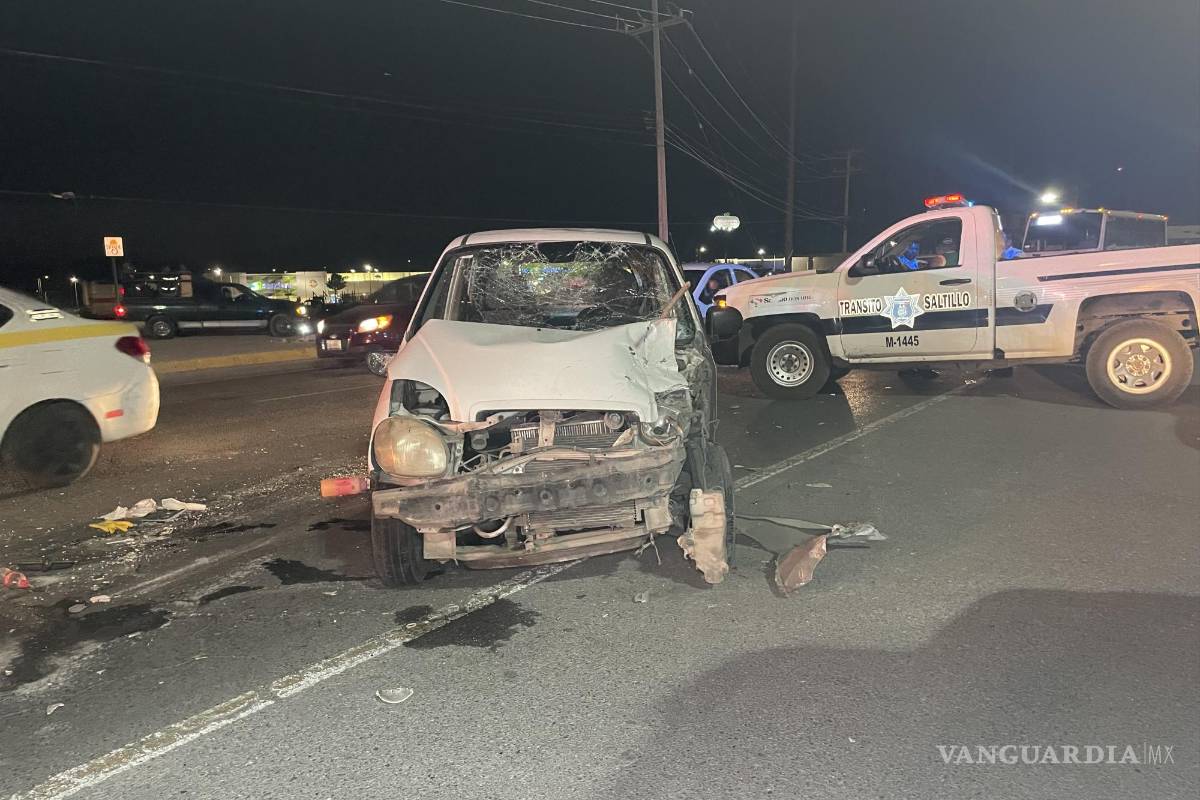 Saltillo: padre de familia cambia de carril sin precaución y choca; sus hijos terminan lesionados