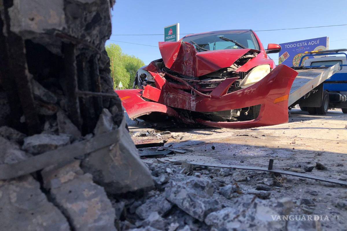 Ebrio conductor se estrella contra poste de concreto y destroza su auto, al oriente de Saltillo