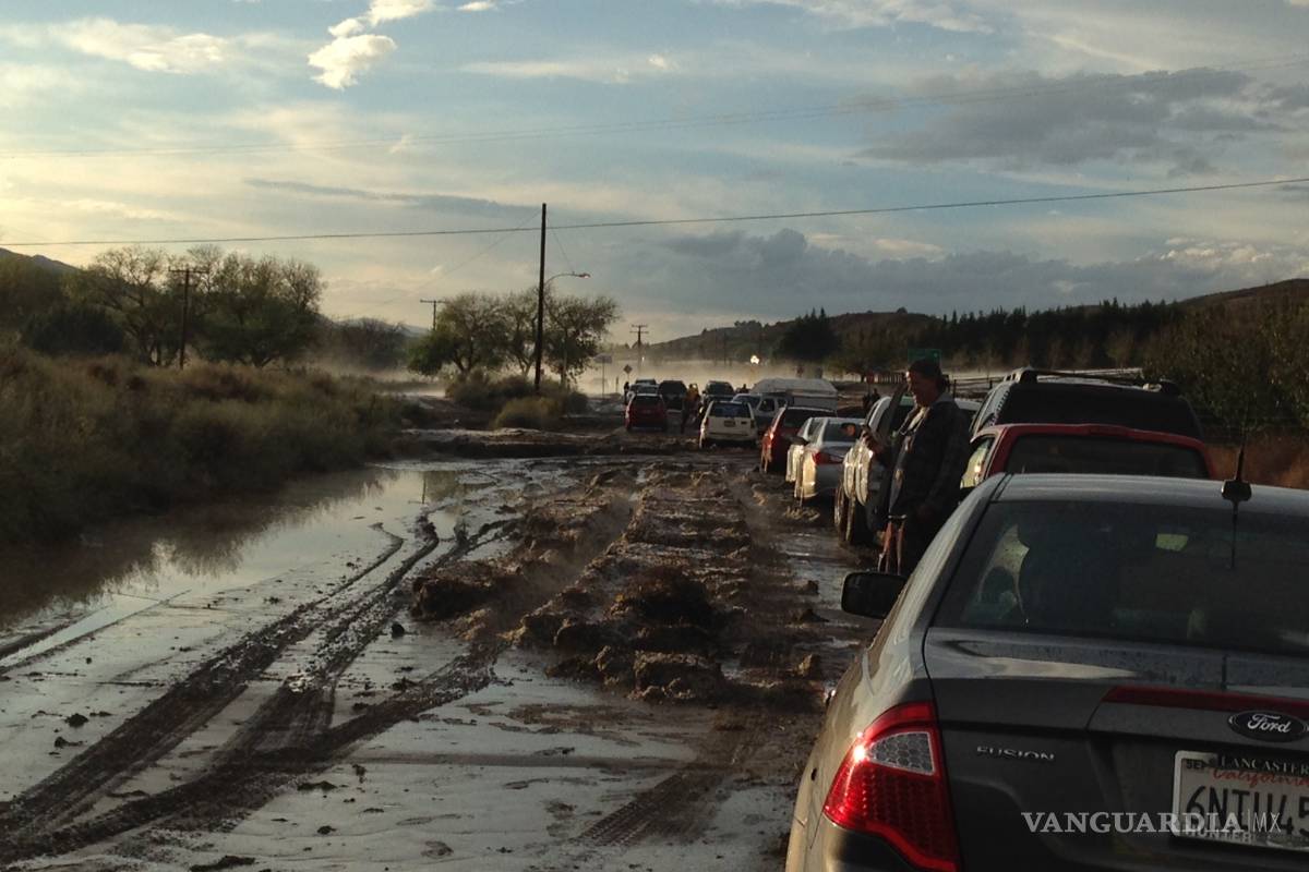 Inundación por lluvias colapsa autopista en California