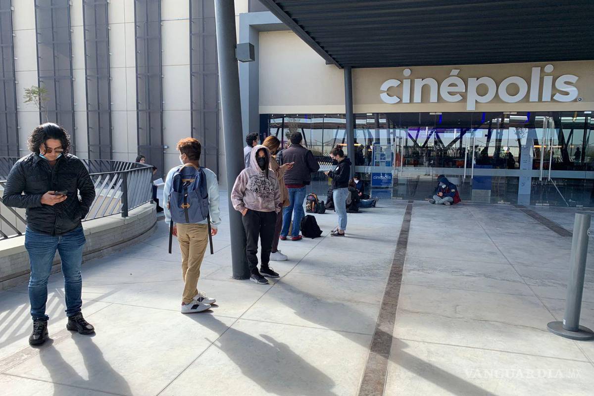 ¿Multiverso? No, es Saltillo: fans madrugan y ‘colapsan’ cines para ver Spiderman