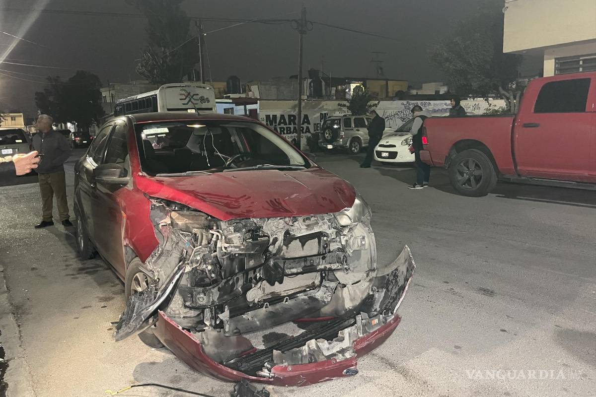 Saltillo: conductora no respeta alto y colisiona contra dos autos estacionados