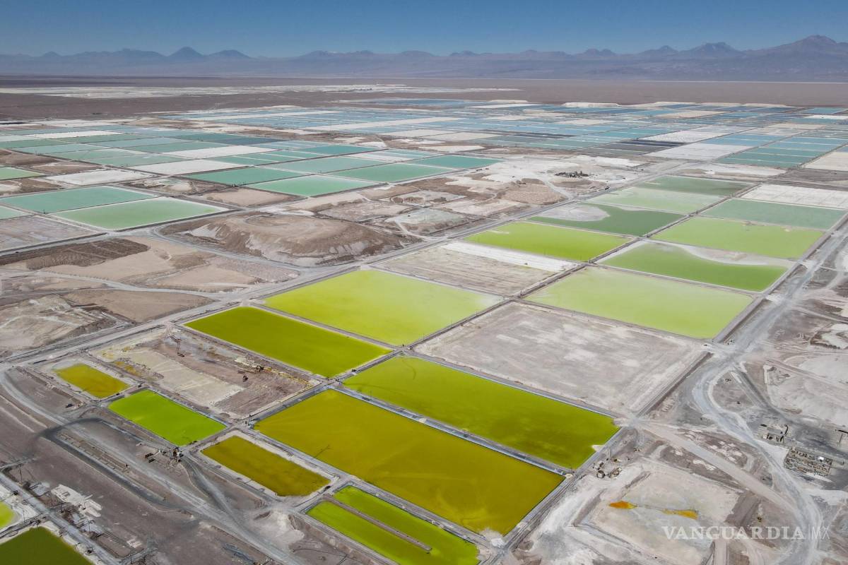 $!Una piscina de salmuera para la producción de litio, en la empresa Sociedad Química y Minera de Chile (SQM) en el Salar de Atacama (Chile).