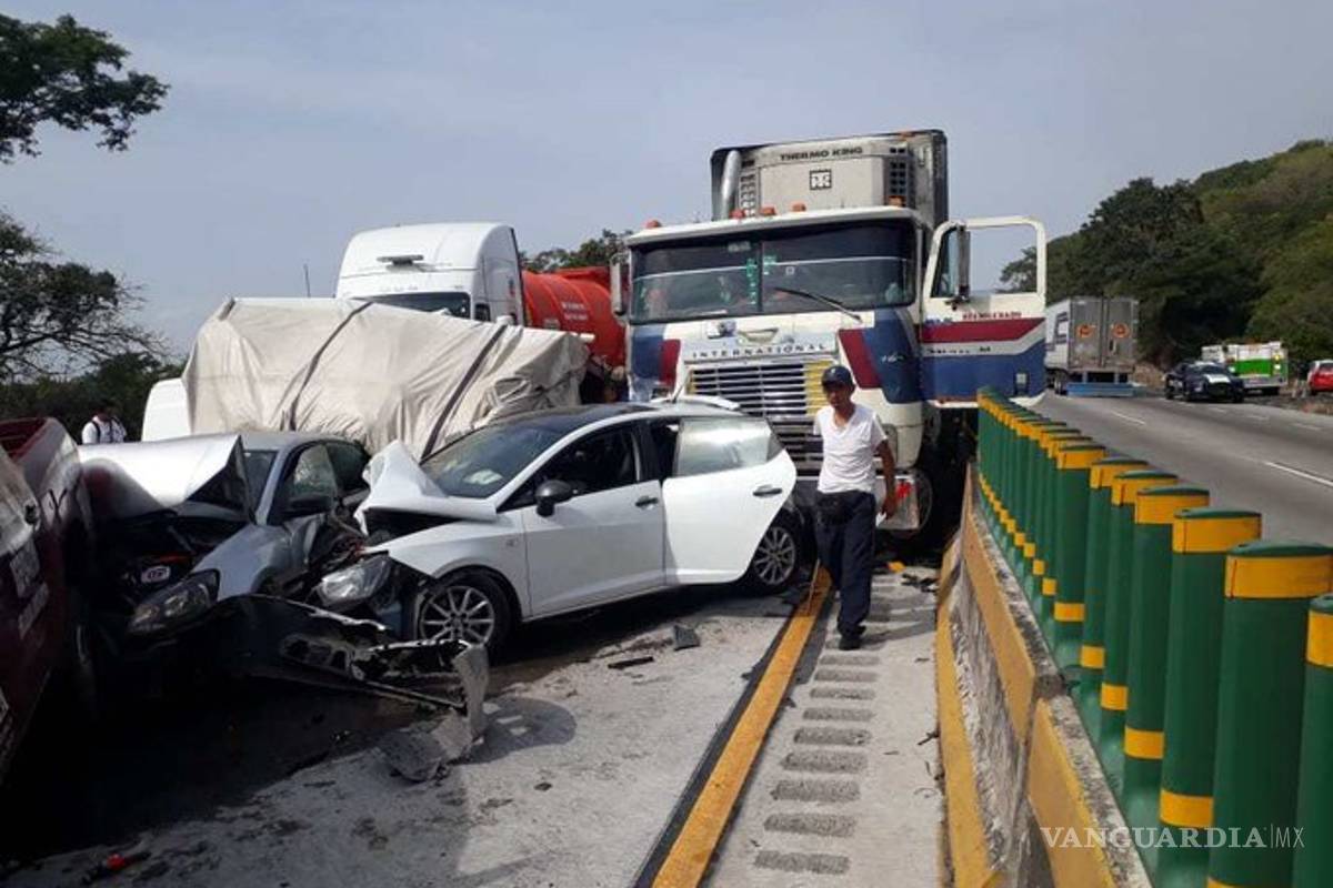 Por exceso de velocidad tráiler causa carambola de más de 10 vehículos en Veracruz